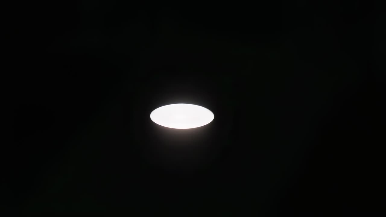 Kamera justerer eksponering, mens loftslampe udvider sig og lysner for belysningstest