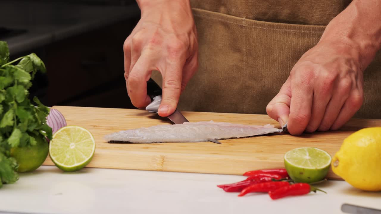 생선 필레를 준비하는 것