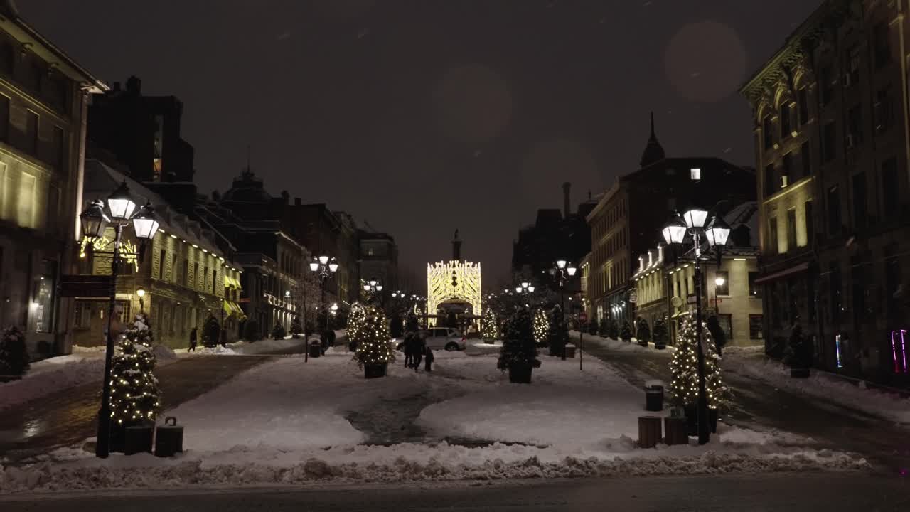 Noční světla v parku na náměstí během zasněžené zimy