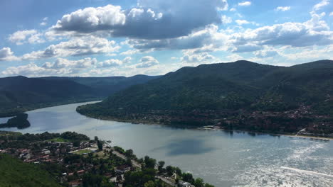 Vista-De-Visegrad-En-Hungría-Sobre-El-Río-Danubio