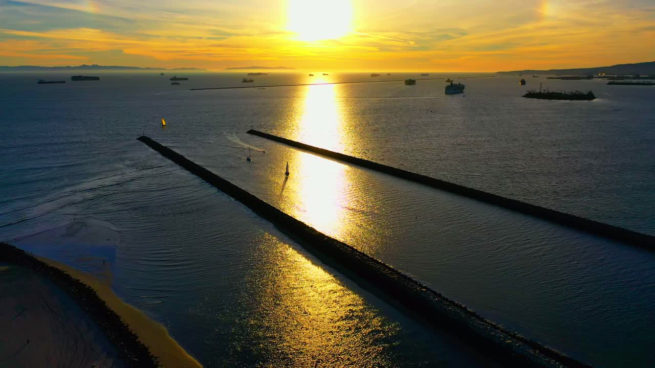 인감 해변 제티 느리고 다채로운 패닝 업 샷 일몰