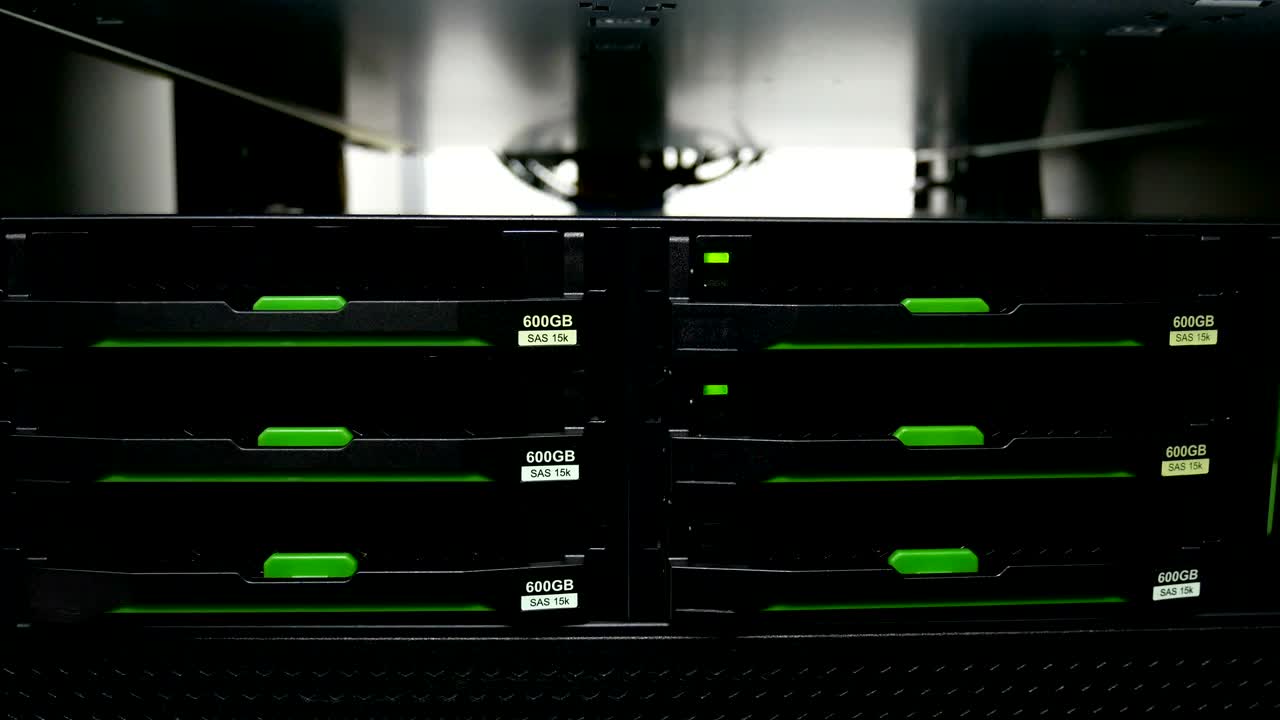 4k: servidores de datos mientras trabajan luces de led están parpadeando