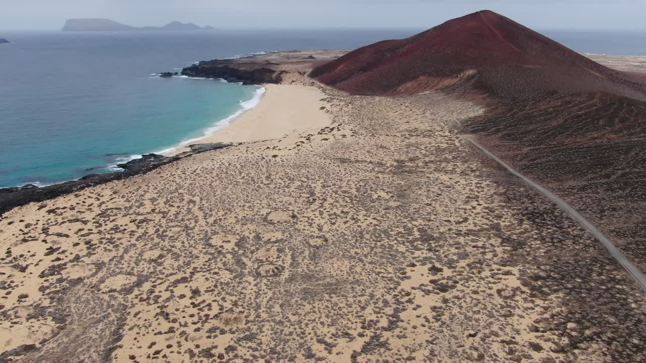 isla la graciosa: vista aérea viajando a la montaña bermeja y la playa de las conchas en un día soleado y aguas turquesas