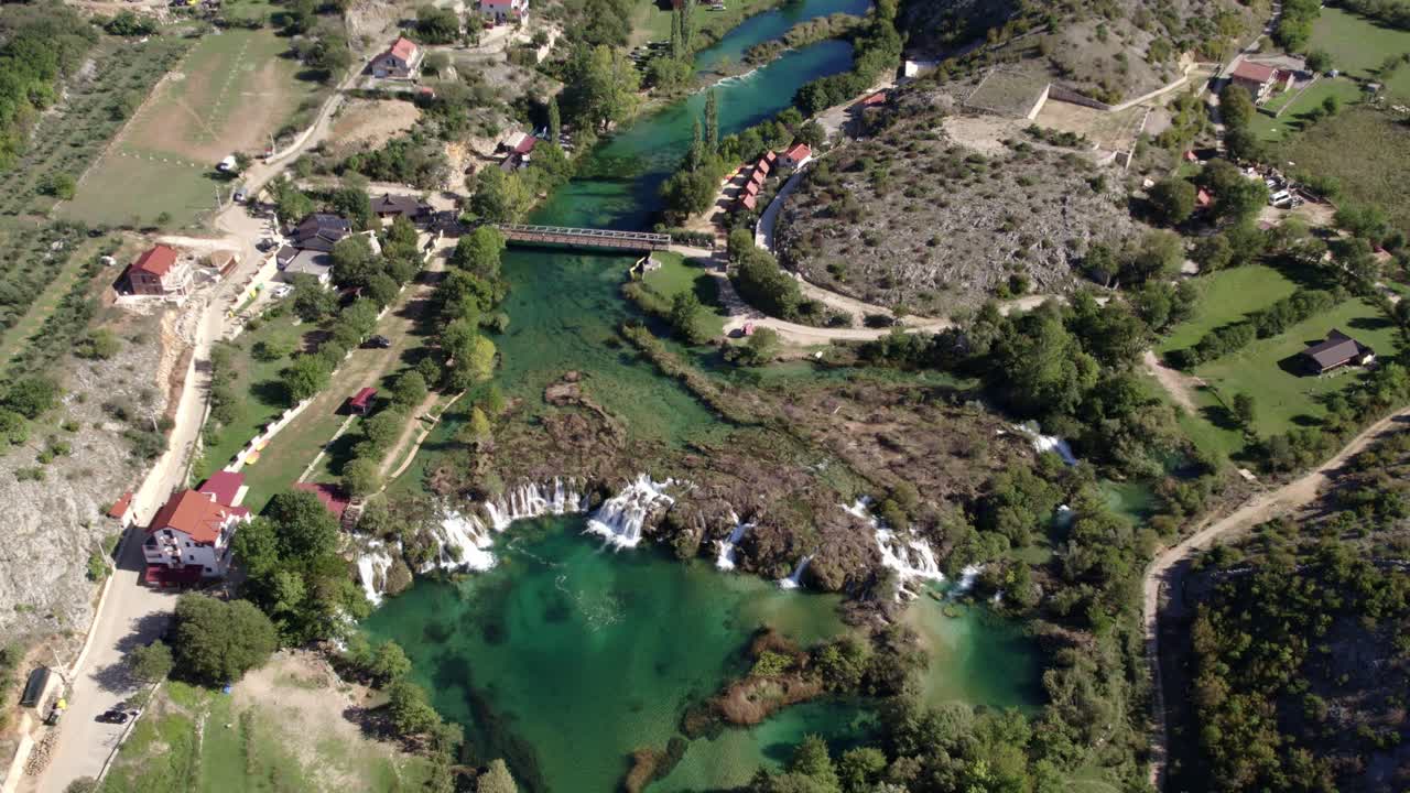 Cascata e case a Obrovac, Croazia