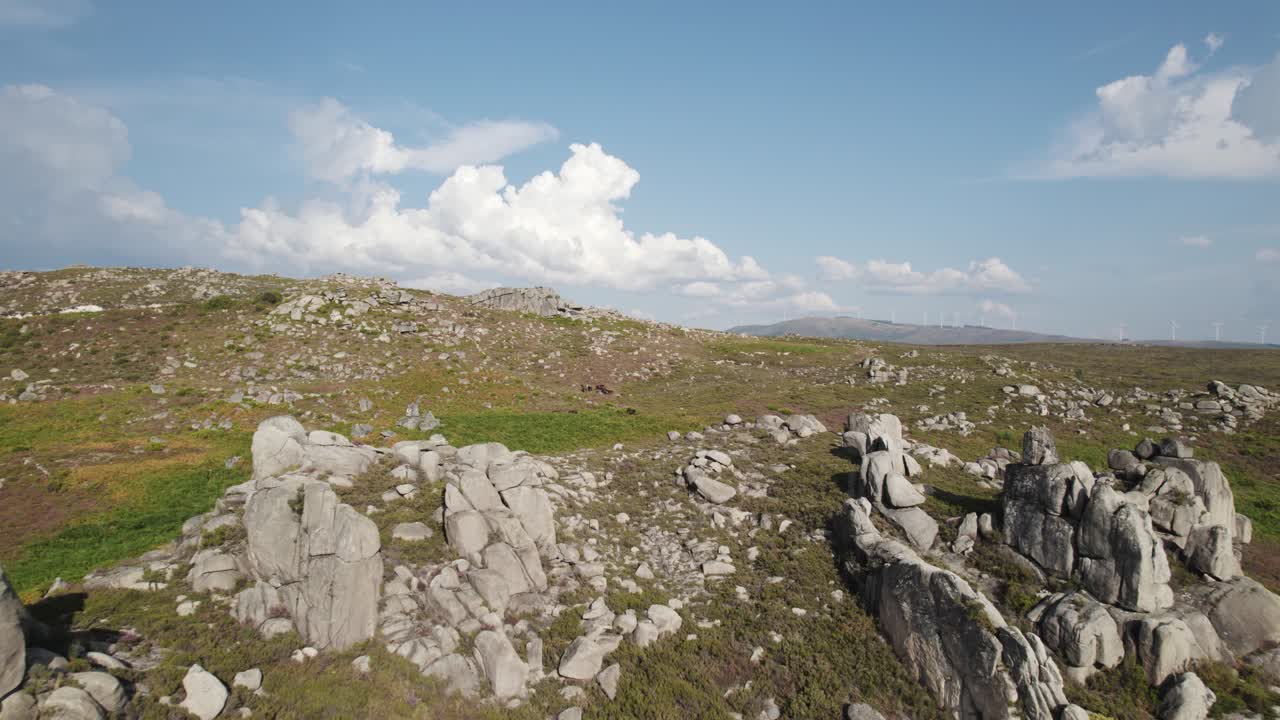 Flygfoto, panorering bakåt över naturskönt klippigt landskap, bergsutsikt, Peneda-Gerês nationalpark