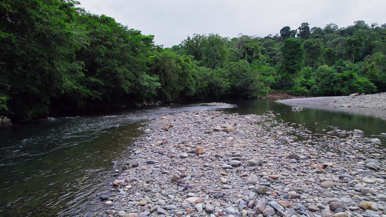 sobrevuelo de drones del río caloveborita en el distrito de santa fe en la provincia de veraguas, panamá