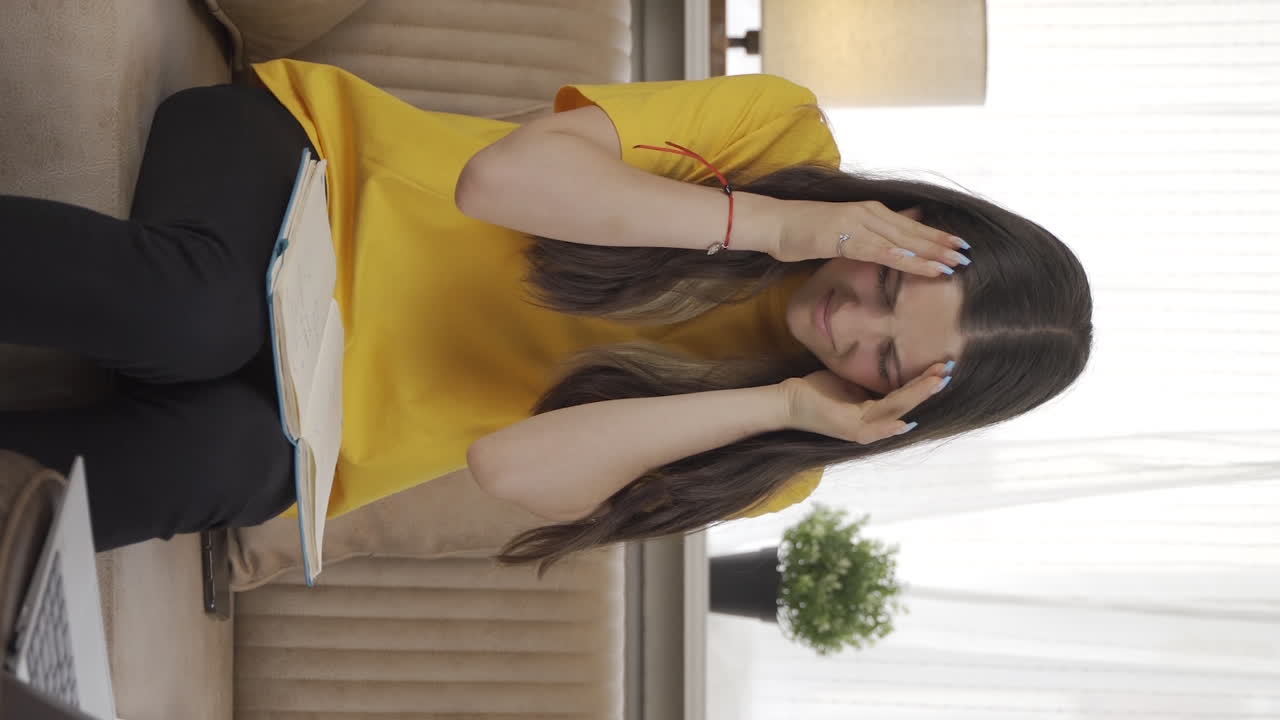 편두통을  ⁇ 고 있는 여학생의 수직 동영상