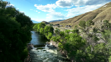 Salida,-Colorado,-Luftaufnahme,-Filmische-Drohne,-Flusssurfen,-Pfadfinderwelle,-Sommer,-Innenstadt,-Limettenmühle-In-Der-Nähe-Von-Buena-Vista-Am-Arkansas-River,-Flussufer,-Park,-Rafting,-Felsiger-Berg,-Vorwärts,-Langsame-Bewegung,-Vorbei-An-Bäumen