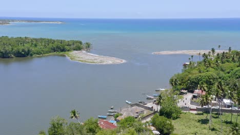 vista de drones de la desembocadura del río soco entrando al océano con bancos de arena