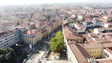 vívido paisaje urbano de bérgamo en un día soleado, vista aérea de moscas