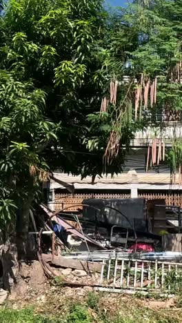 vehículos que se desplazan a través de una zona urbana en desarrollo