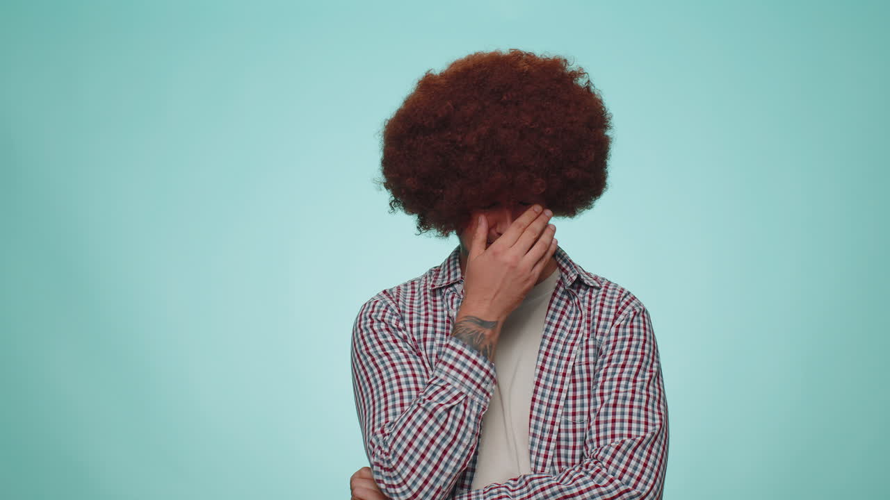 molesto decepcionado hombre solo se seca las lágrimas y llora de desesperación, estando triste por cosas injustas