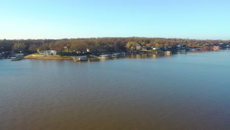 Vista-Aérea-Del-Agua-Fangosa-Marrón-En-El-Lago-De-Los-Ozarks-En-El-Medio-Oeste-De-Missouri-Durante-El-Día-Durante-El-Otoño-O-El-Otoño---Disparo-De-Drones