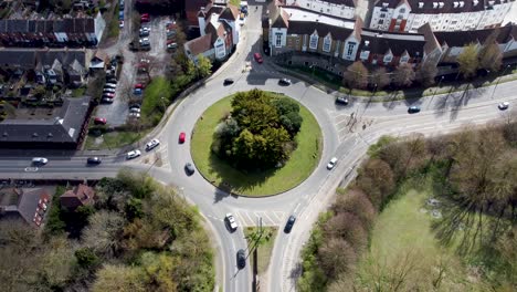 Fahrzeuge-Um-Einen-Kreisverkehr-In-Canterbury,-Kent,-Großbritannien