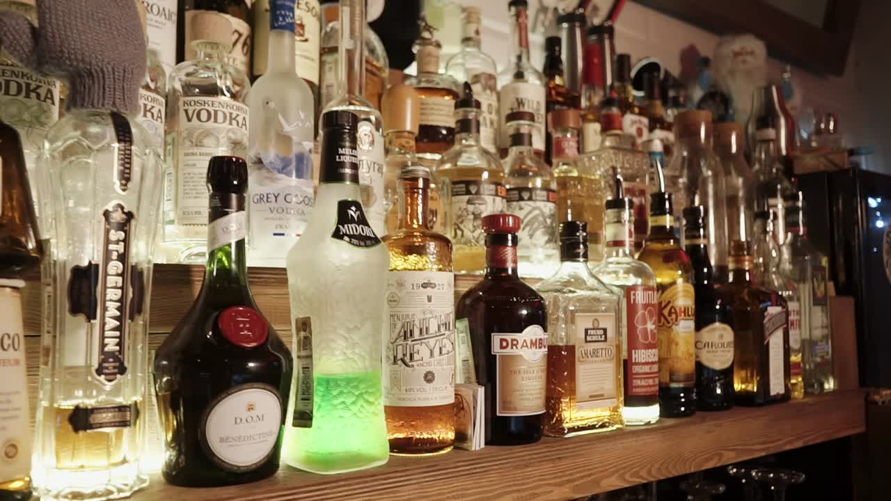 bar con varias bebidas alcohólicas