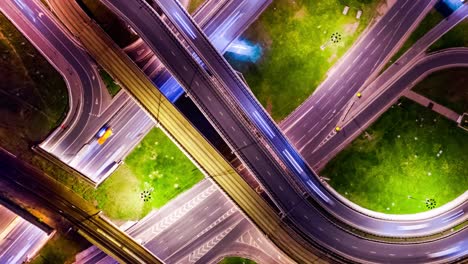 Vista-Aérea-Nocturna-De-Timelapse-De-Una-Intersección-De-Autopistas-En-La-Noche-De-Moscú.-Lapso-De-Tiempo-Del-Bucle.