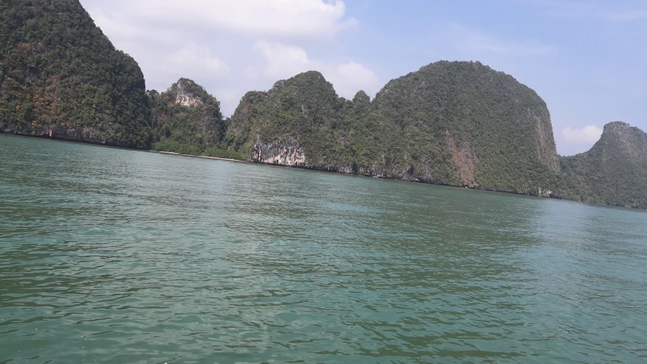 평온 한 석회암 카르스트 풍경 을 가로질러 보트 여행