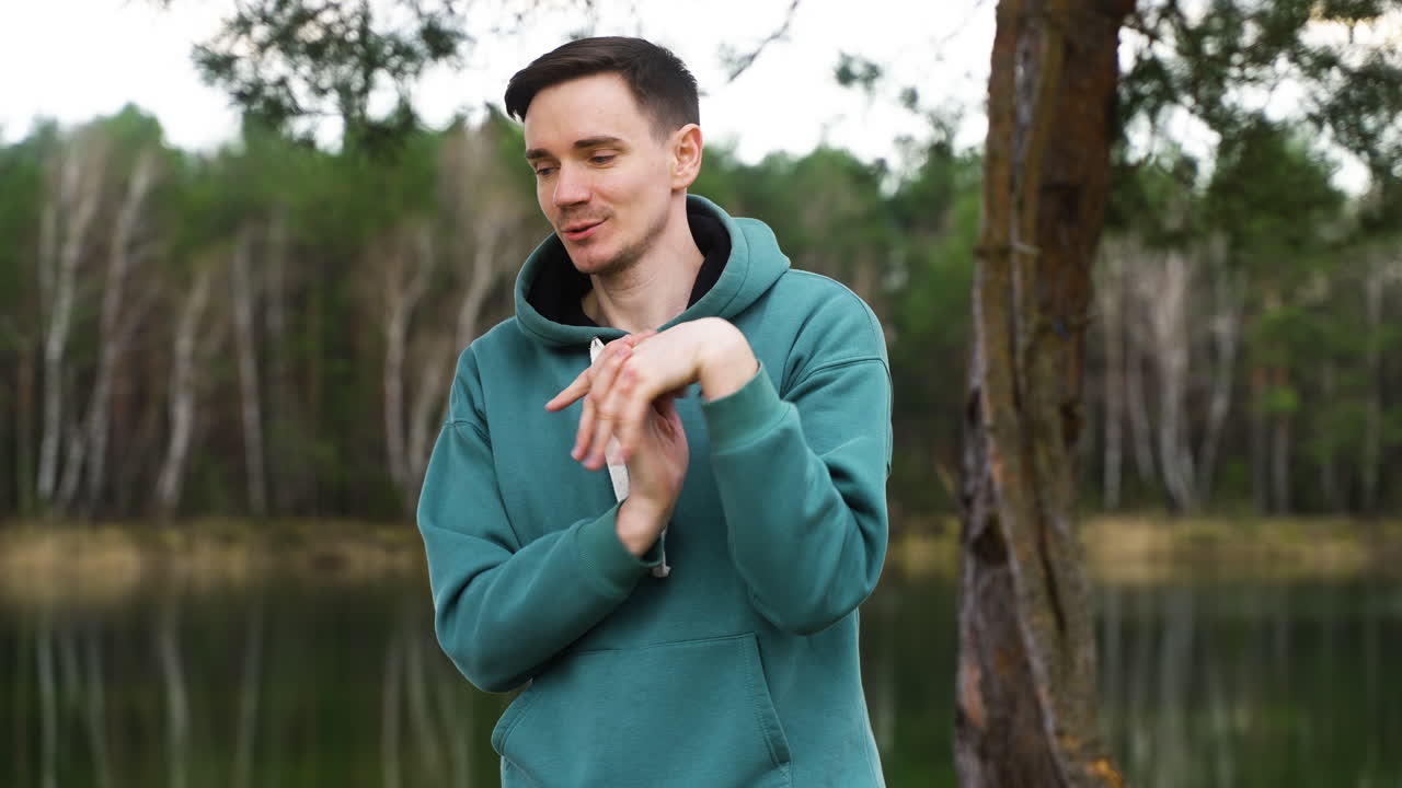 커플 이 야외 에서 스트레칭 하고 있다