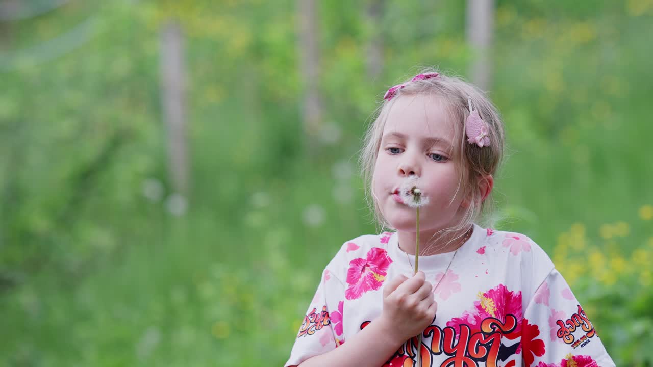 la niña más linda de 7 años soplando semillas de un diente de león en su jardín vista de retrato