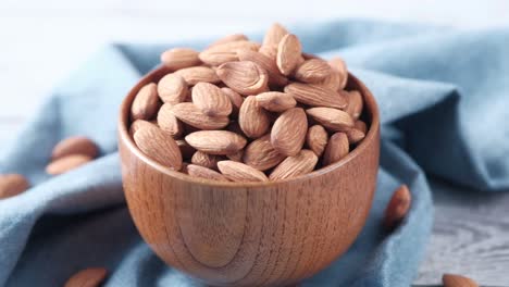 almendras en un cuenco de madera
