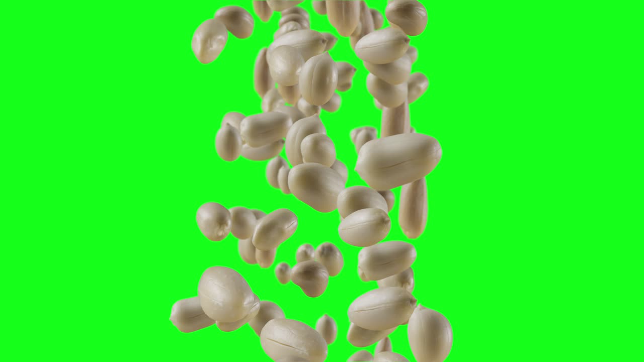 녹색 스크린에 구운 땅콩이 떨어지는 것