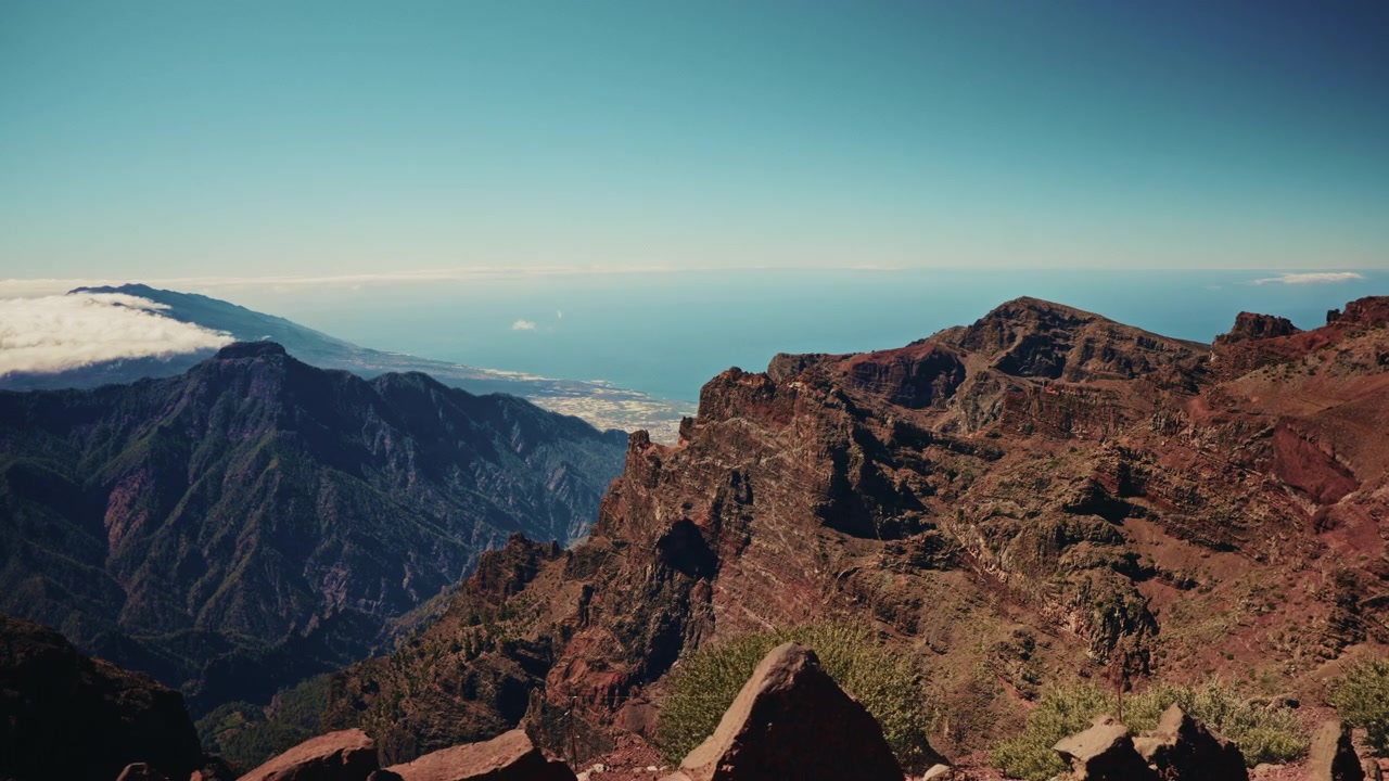 Vista panoramica delle alte montagne rocciose al Parco Nazionale di Taburiente a La Palma, Isole Canarie, da un punto di osservazione elevato