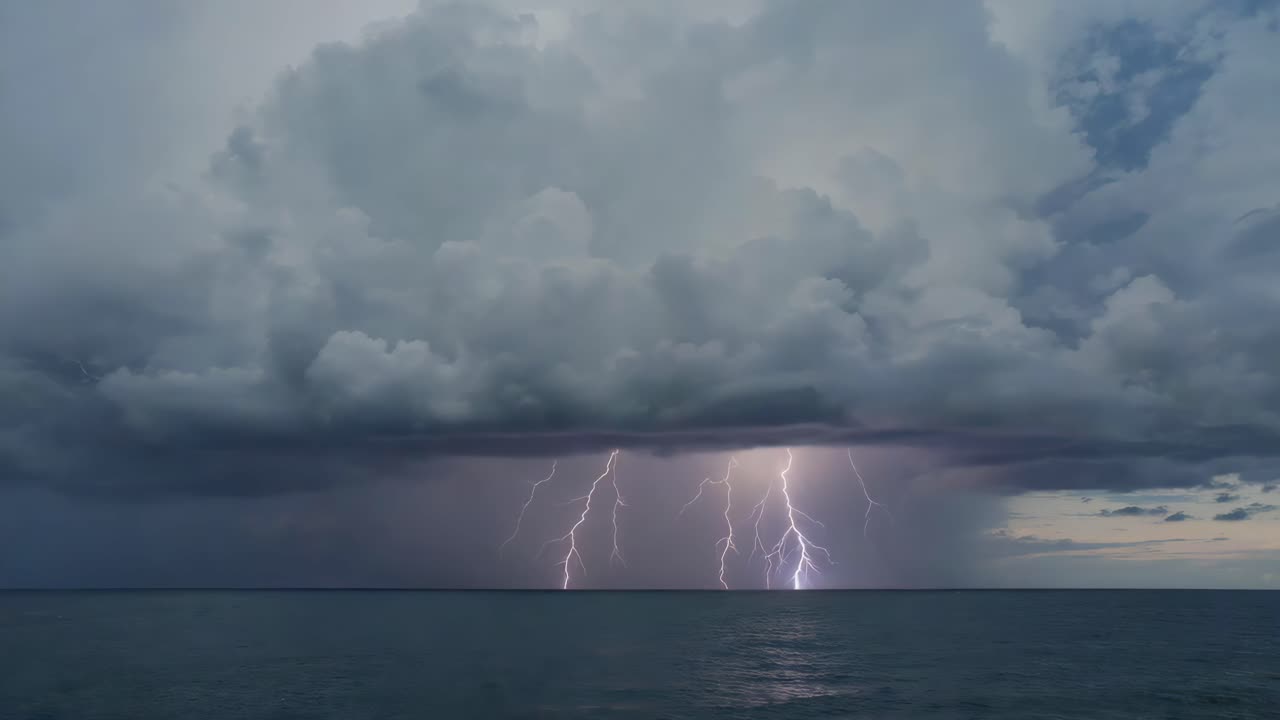 tormenta de relámpagos sobre el océano