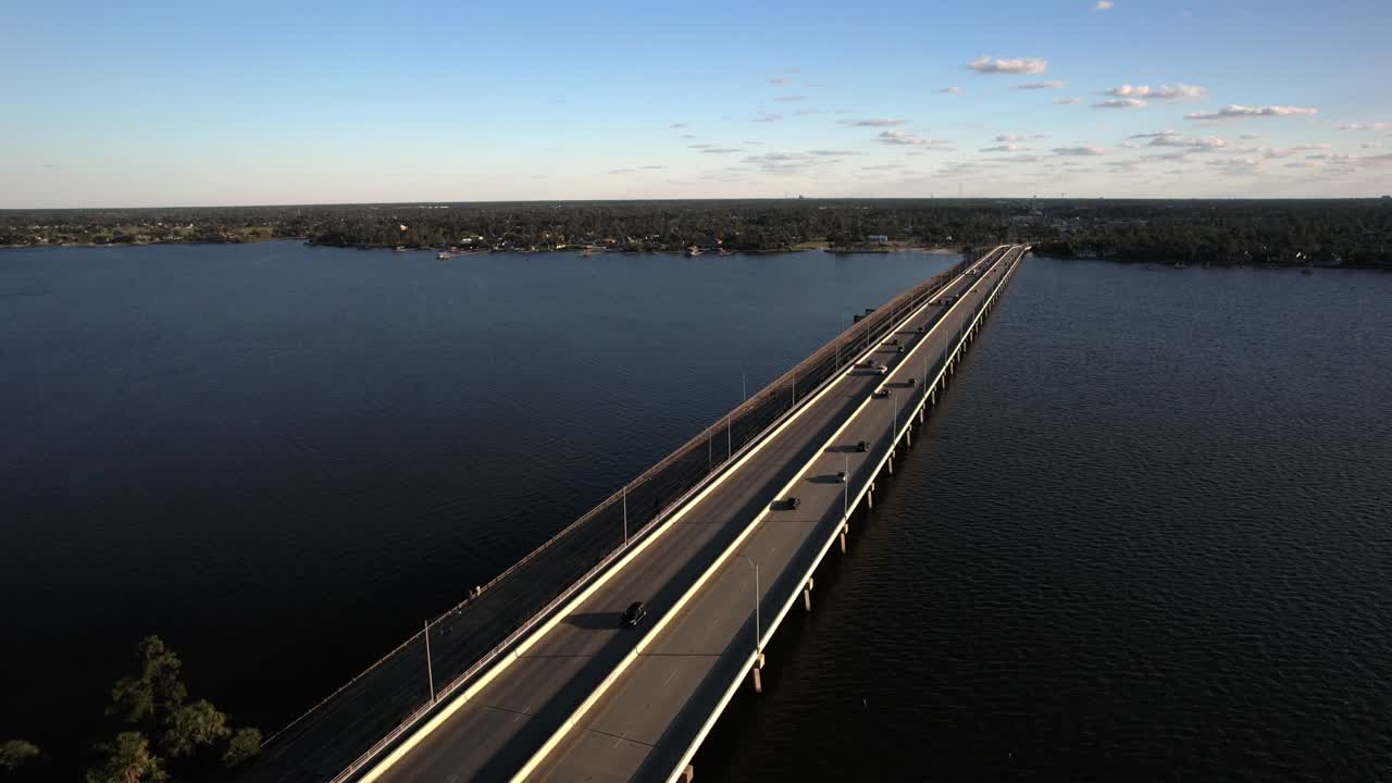 베일리 브리지, 린 헤이븐, 플로리다 - 물로를 가로지르는 다리를 가로지르는 자동차 - 공중 드론  ⁇