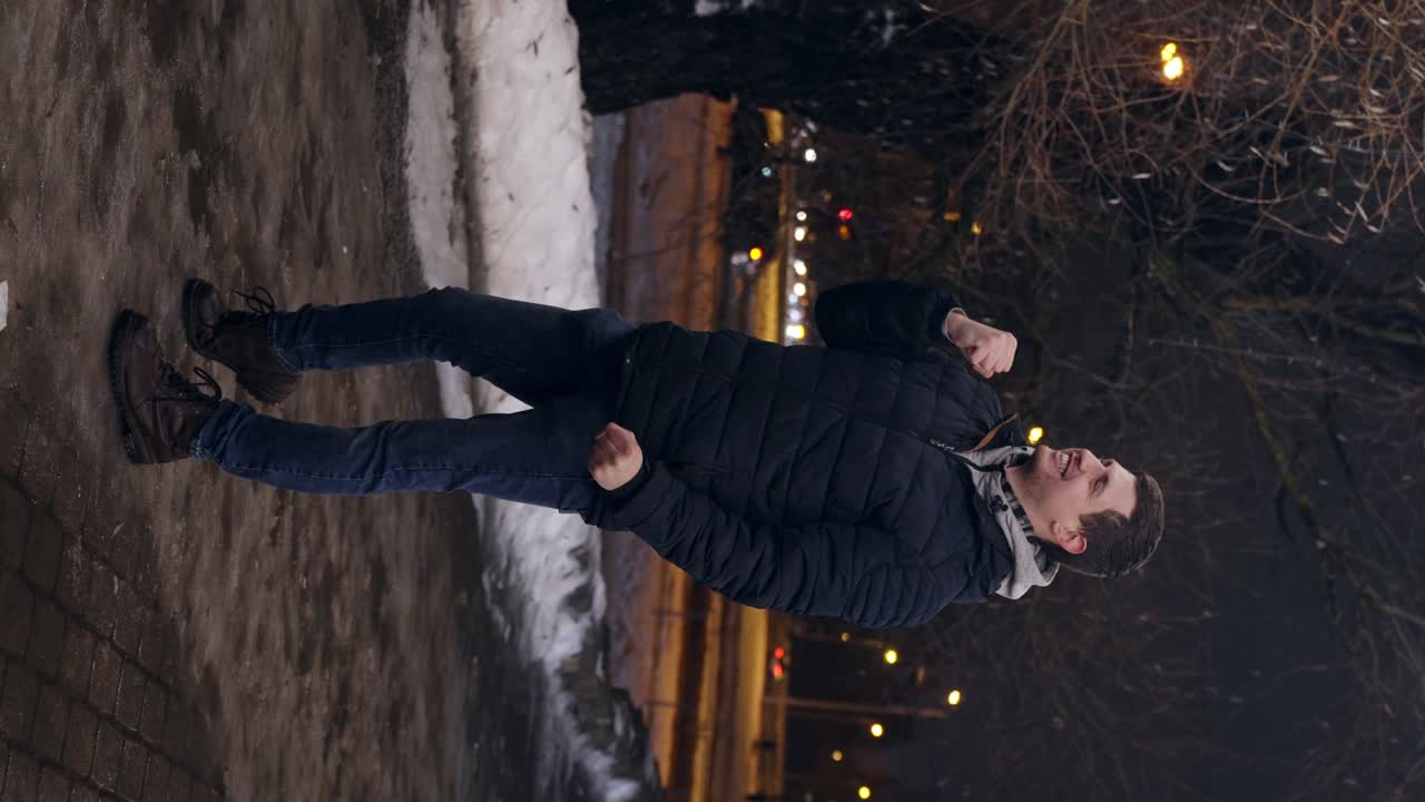 adulto joven feliz en 30s gestos logro con la mano y sonriendo, vertical