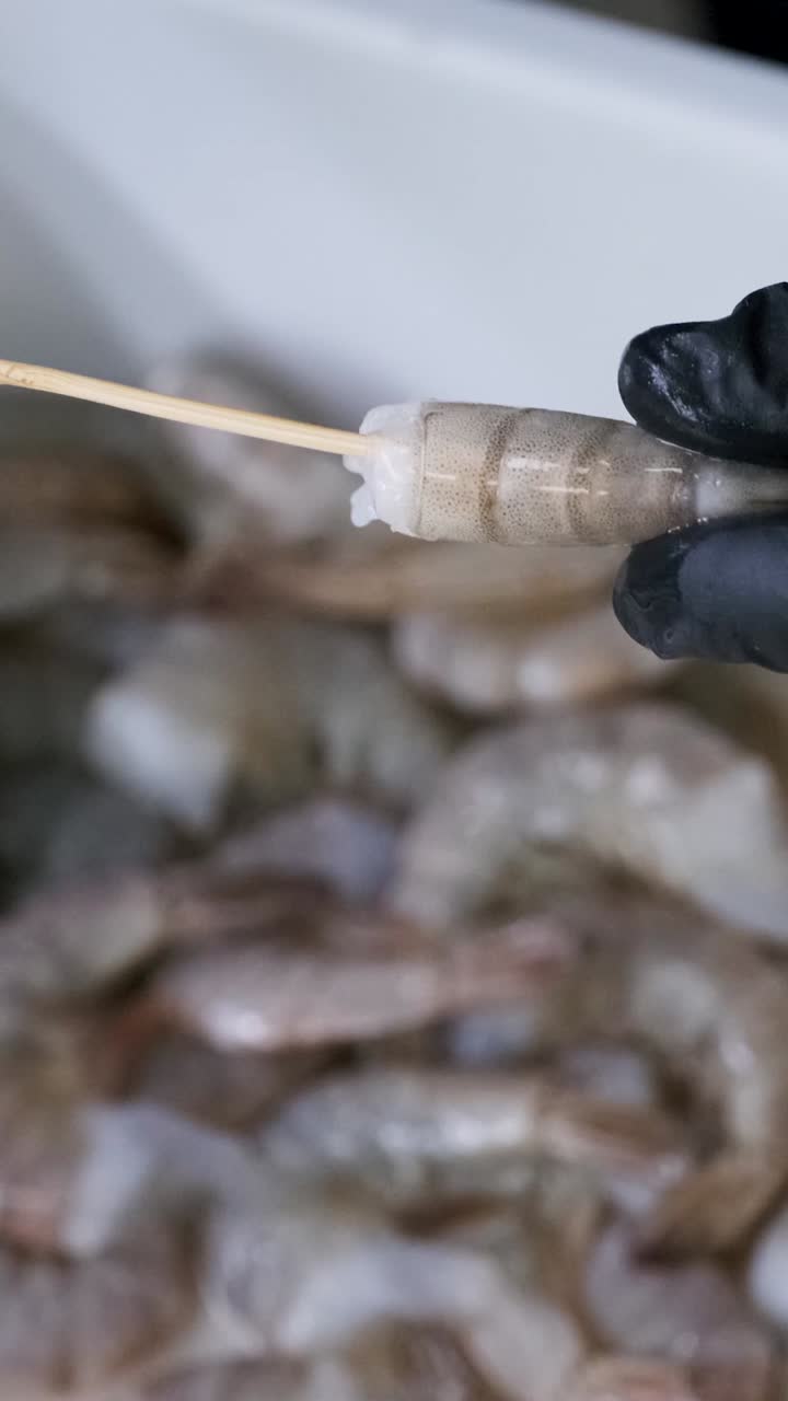 Preparación de gambas con mano enguantada