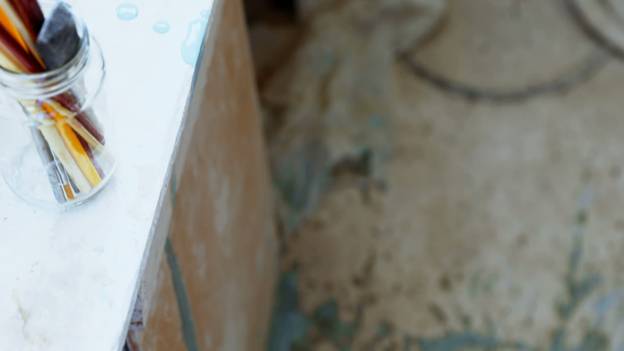 varios pinceles de pintura guardados en el contenedor 4k