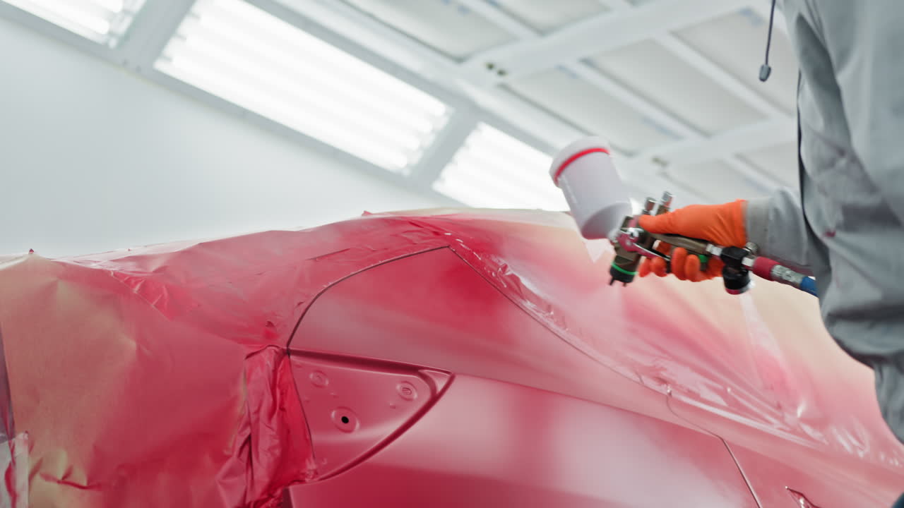 페인트 부스에서 자동차 페인팅