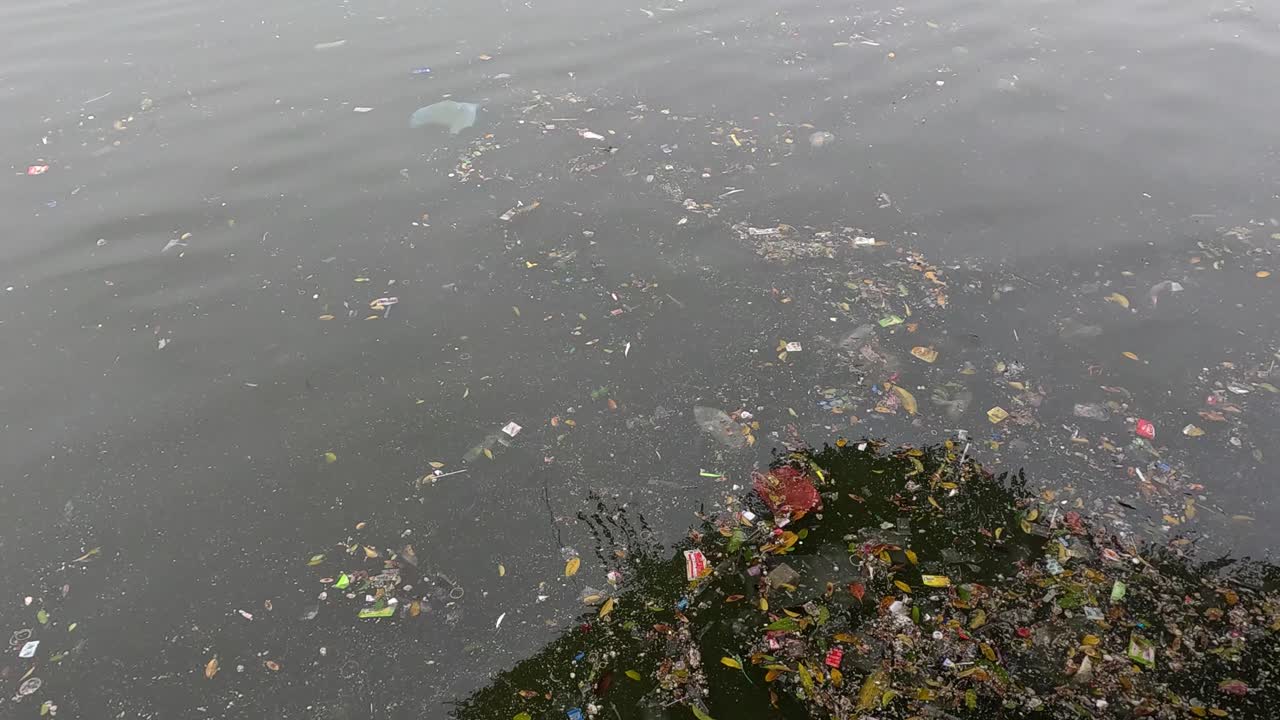 Gradual movement of debris on water