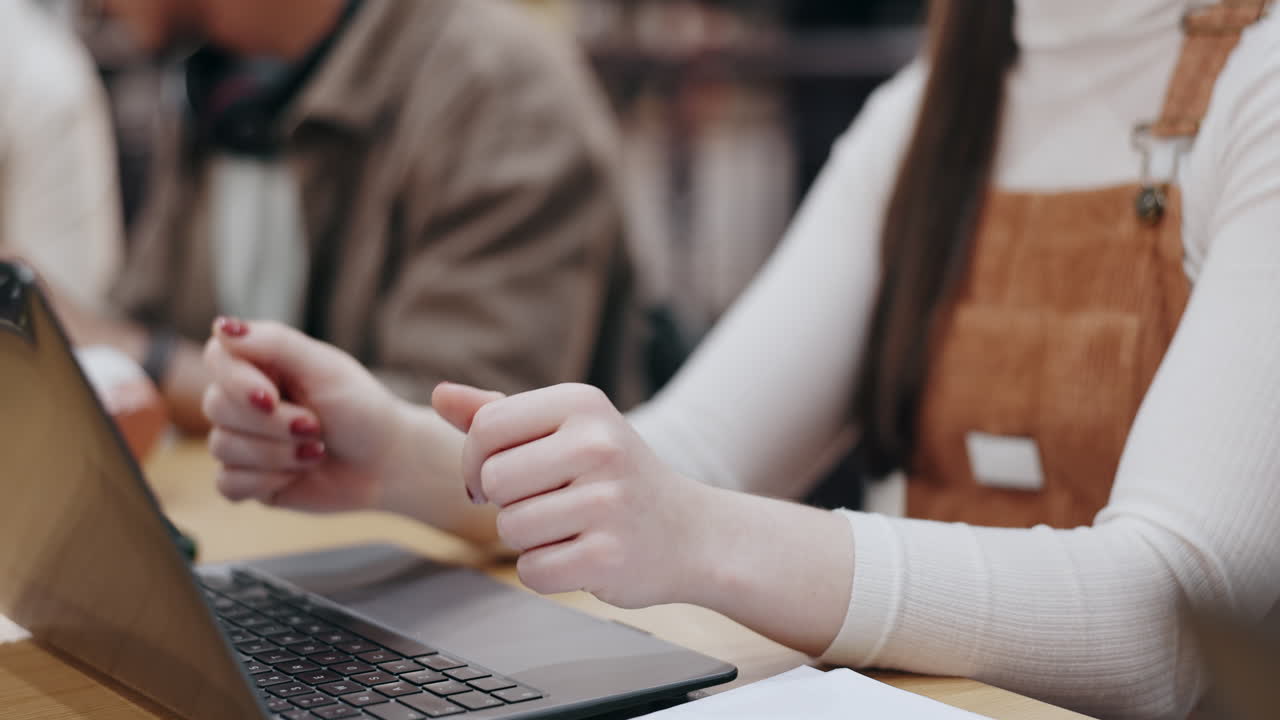Donna che soffre di dolore al polso mentre lavora al laptop