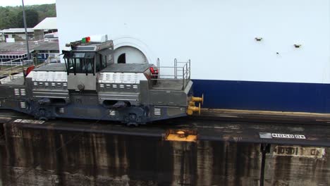 Locomotora-Eléctrica-Tirando-Del-Barco-En-Las-Esclusas-De-Gatun,-Canal-De-Panamá