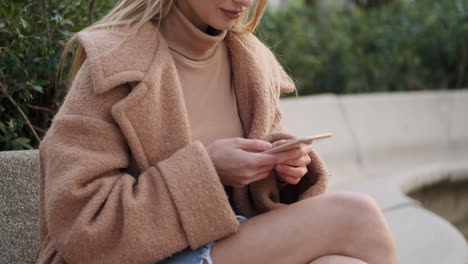 Mujer-Joven-Usando-El-Teléfono-Al-Aire-Libre.