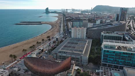 Vista-Aérea-De-La-Playa-De-Somorrostro-Y-Pez-Olímpico,-Costa-De-Barcelona