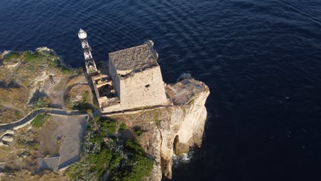 Volando-En-Círculo-Alrededor-Del-Faro-En-Sorrento,-Punta-Campanella,-Italia