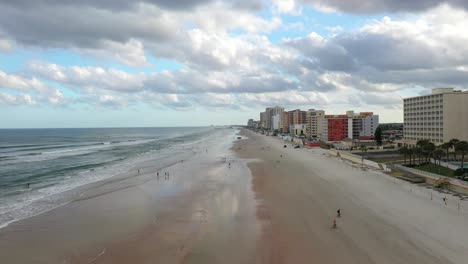 paso elevado con drones en la arena de la playa tropical de florida