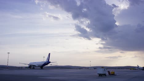 avión en el aeropuerto al atardecer