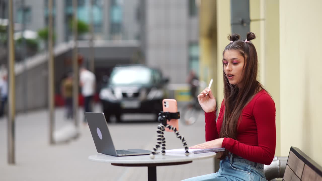 mujer teniendo una clase en línea al aire libre