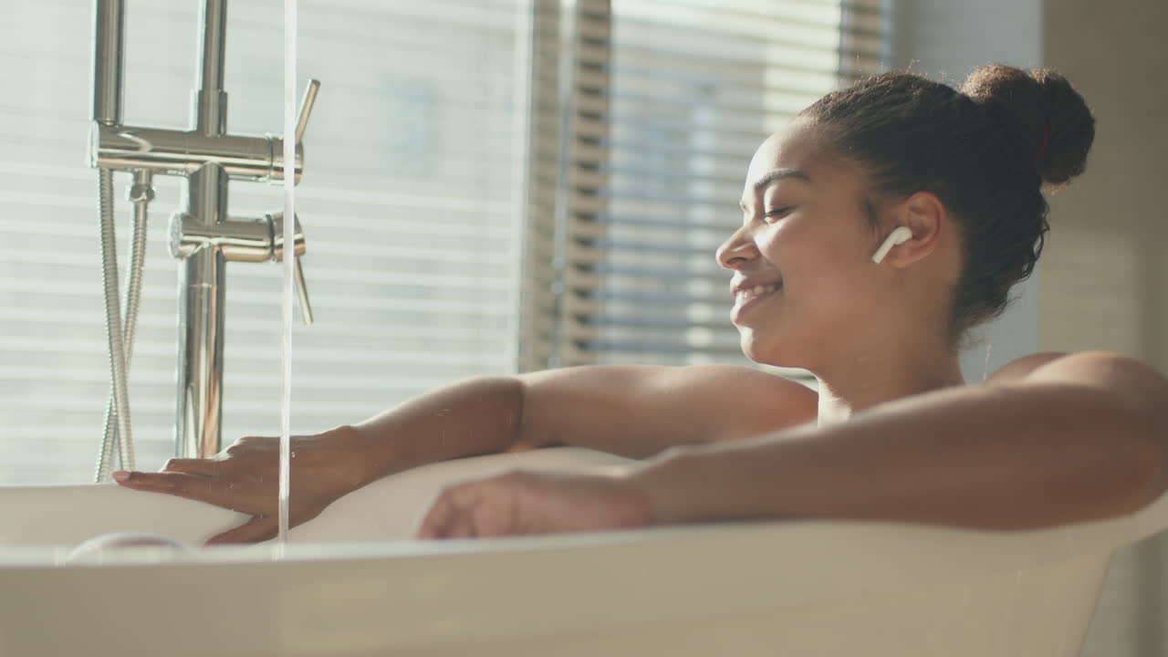 욕조에서 휴식을 취하는 여성