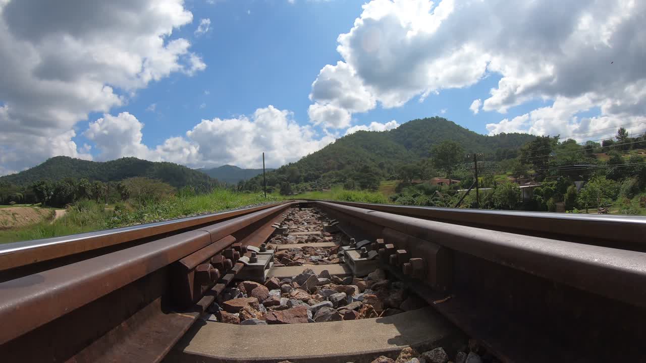 el paisaje de lapso de tiempo nubes puentes del tren en tailandia