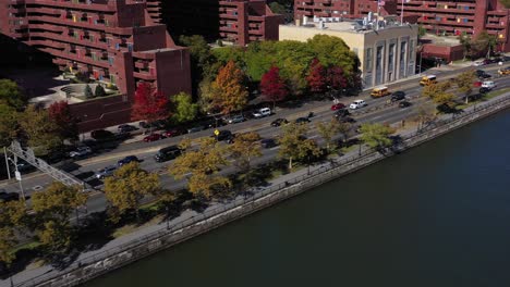 Schneller-Drohnenschuss,-Der-Den-Verkehr-Auf-Der-FDR-Fahrt-In-Manhattan,-New-York,-Entlang-Des-Harlem-River-Staut