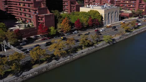disparo rápido de un dron retrocediendo el tráfico en el fdr drive en manhattan, nueva york, a lo largo del río harlem.