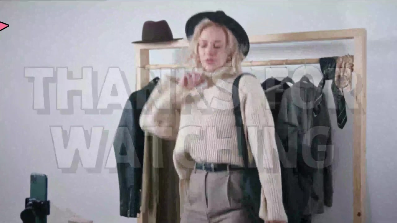 Jovem Mulher Elegante Posando com Arara de Roupas em Estúdio