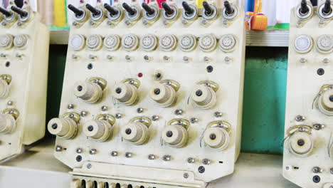 fábrica de prendas de vestir con máquinas de coser industriales para materiales textiles