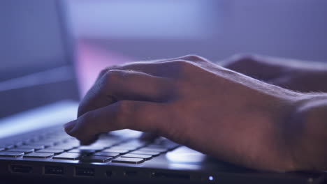 escribiendo en un teclado portátil