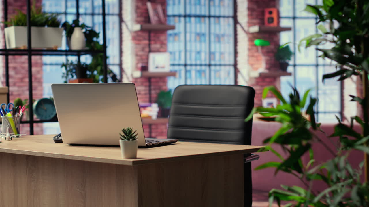 современная квартира с домашним офисом, используемая для удаленной работы