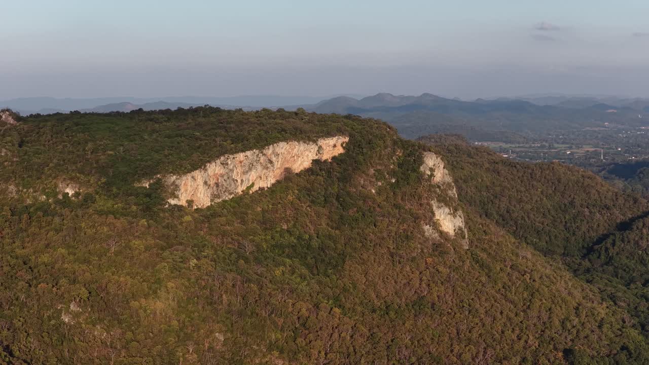 Ripresa aerea di una parete di roccia calcarea tra le fitte montagne della foresta pluviale tropicale in Thailandia